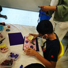 Load image into Gallery viewer, Melt and Pour soap making workshop for children
